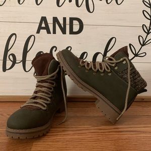 Women’s Green Hiking Boot 8